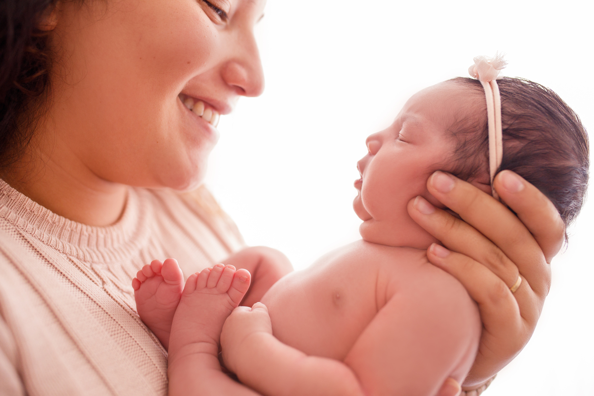 Fotografa familia Curitiba - Newborn menina palhaço e violão estúdio