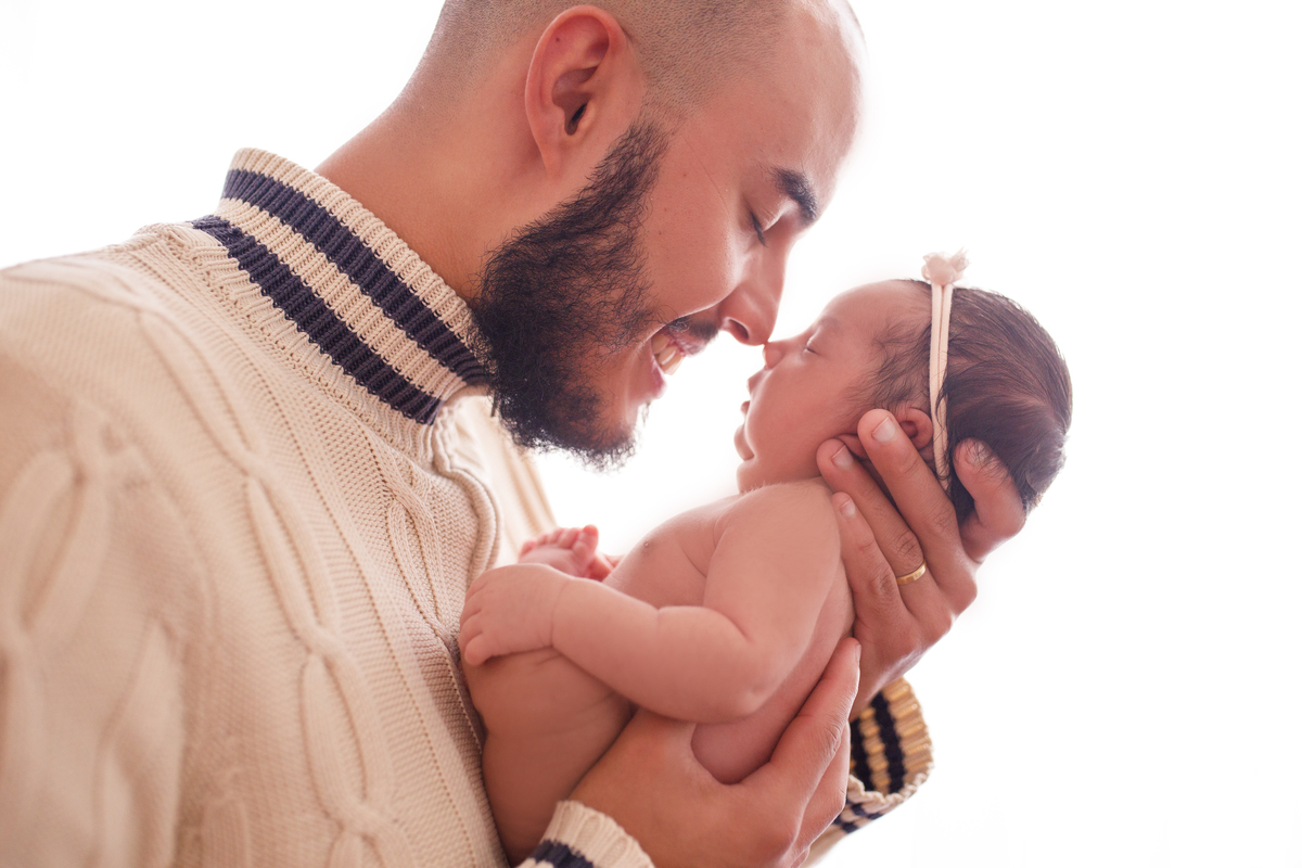 Fotografa familia Curitiba - Newborn menina palhaço e violão estúdio