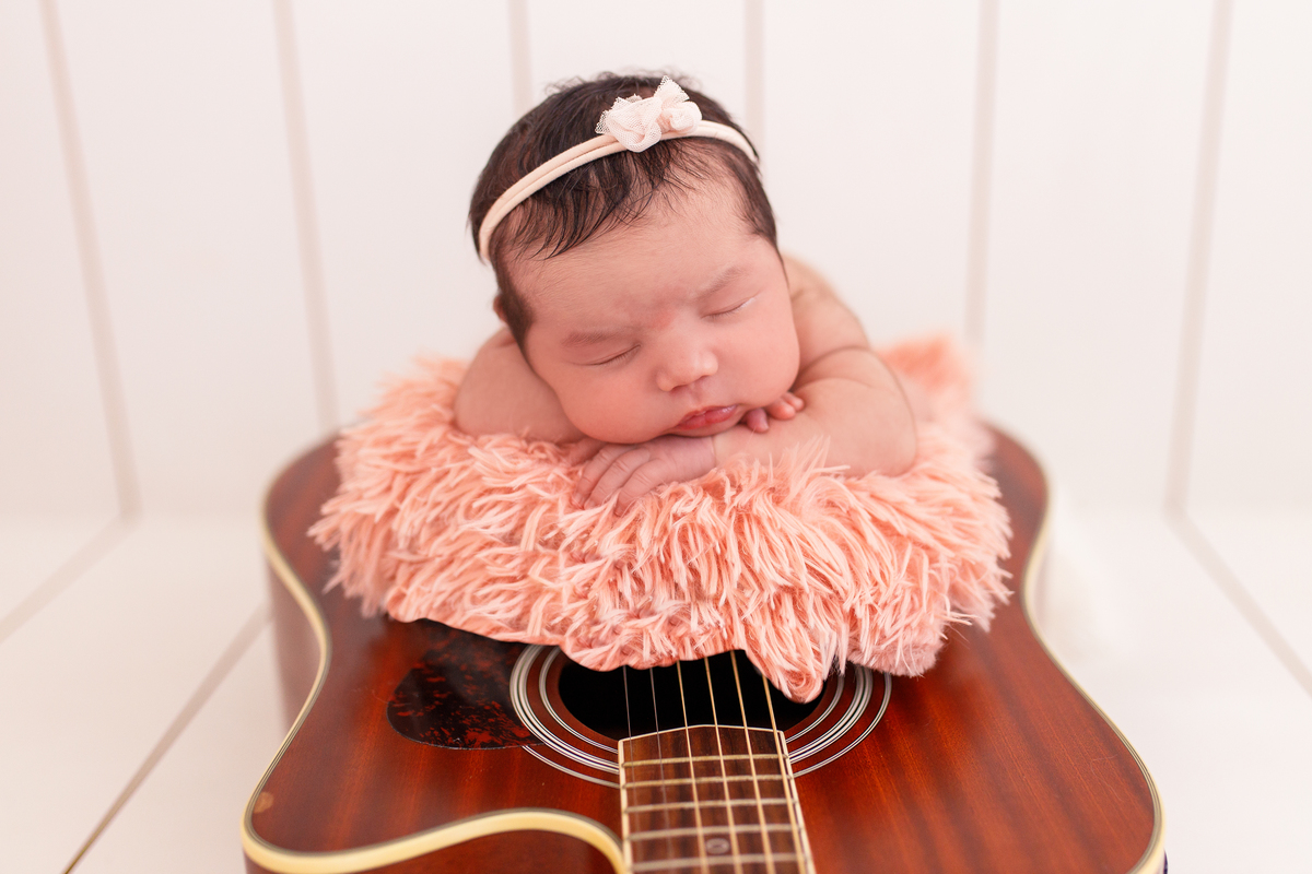 Fotografa familia Curitiba - Newborn menina palhaço e violão estúdio