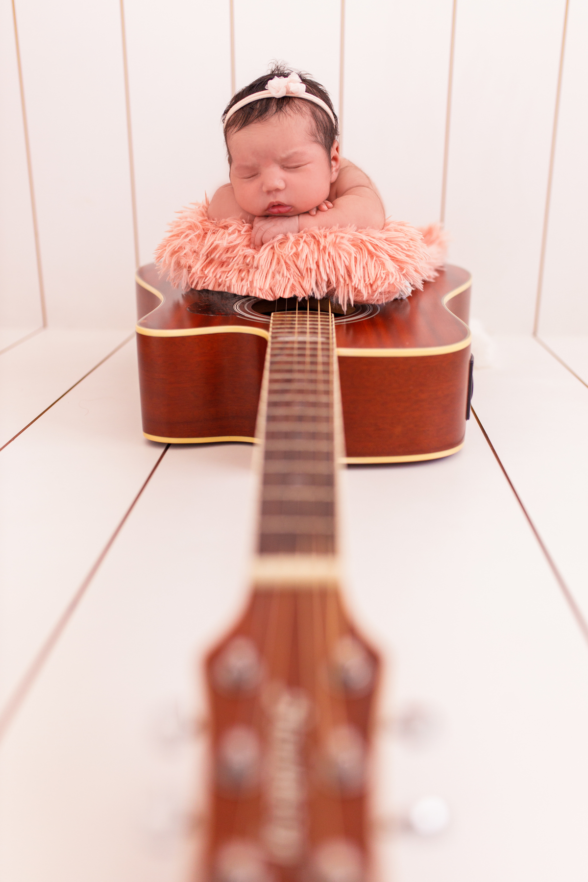 Fotografa familia Curitiba - Newborn menina palhaço e violão estúdio