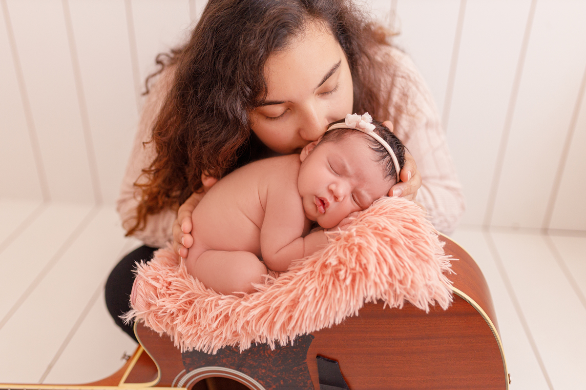Fotografa familia Curitiba - Newborn menina palhaço e violão estúdio
