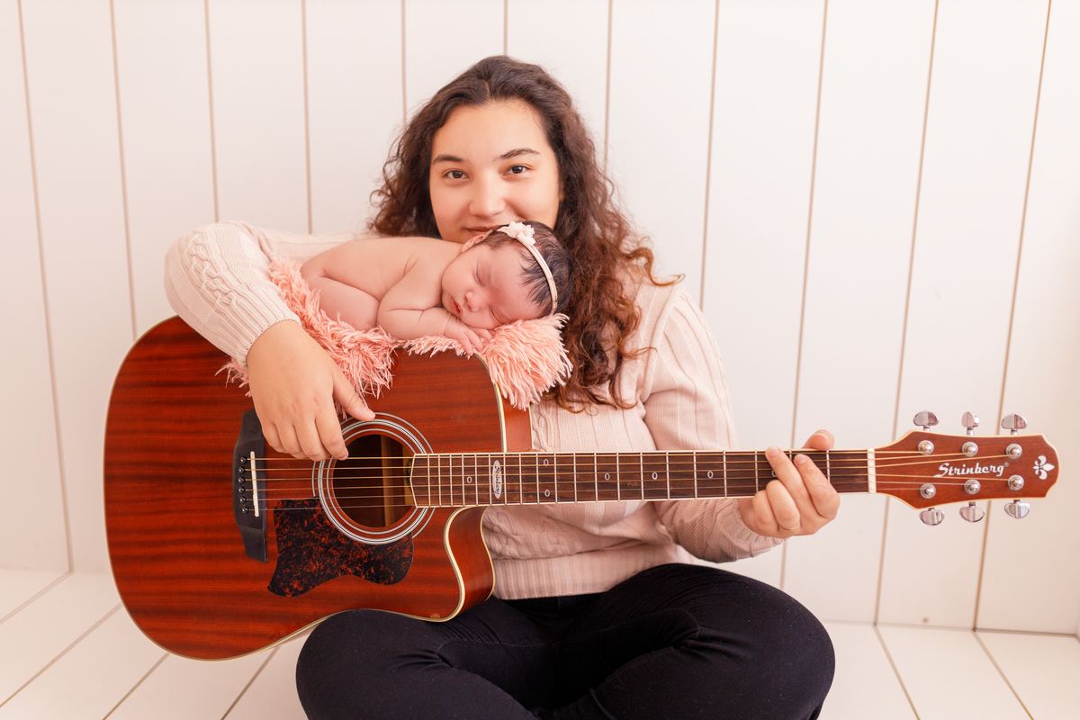 Fotografa familia Curitiba - Newborn menina palhaço e violão estúdio