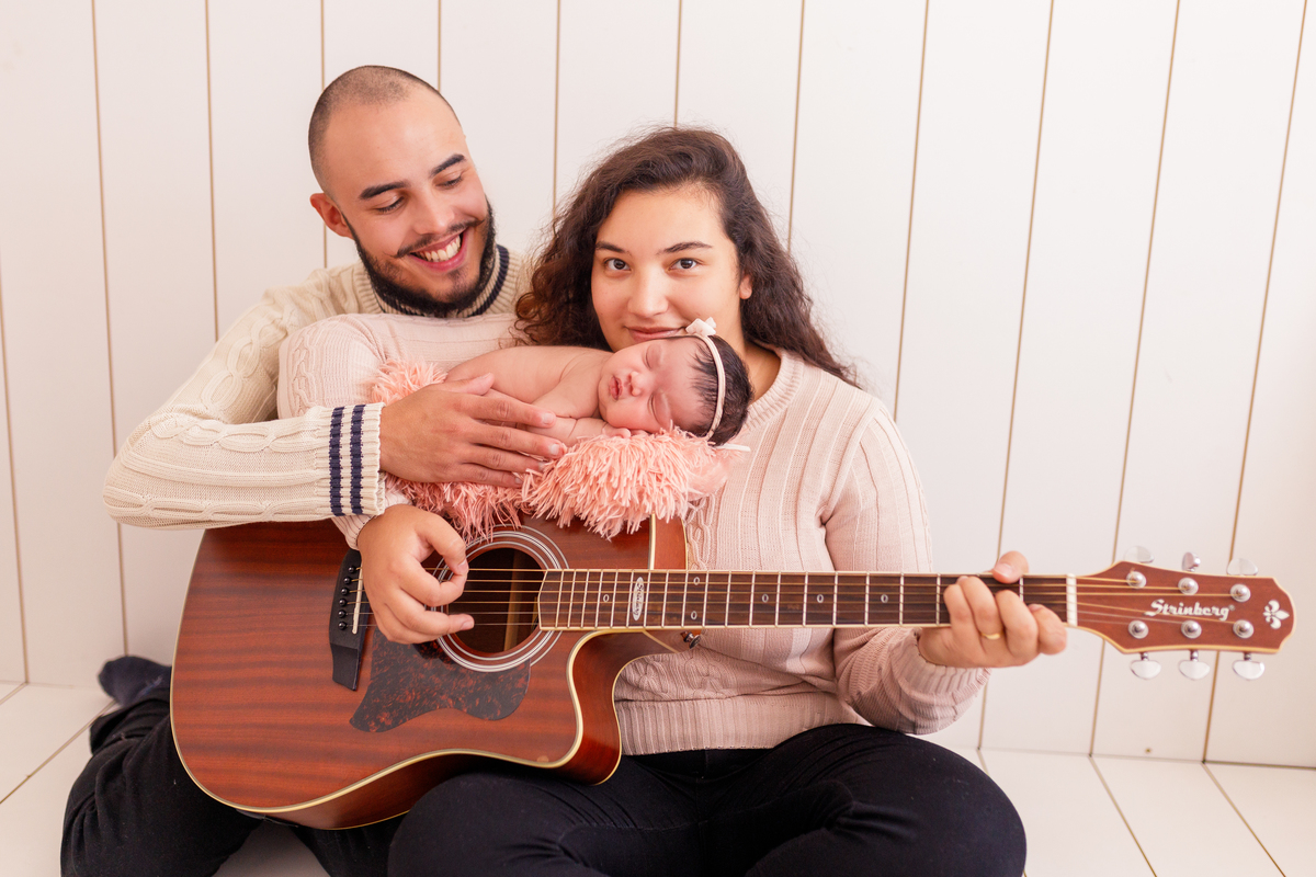 Fotografa familia Curitiba - Newborn menina palhaço e violão estúdio