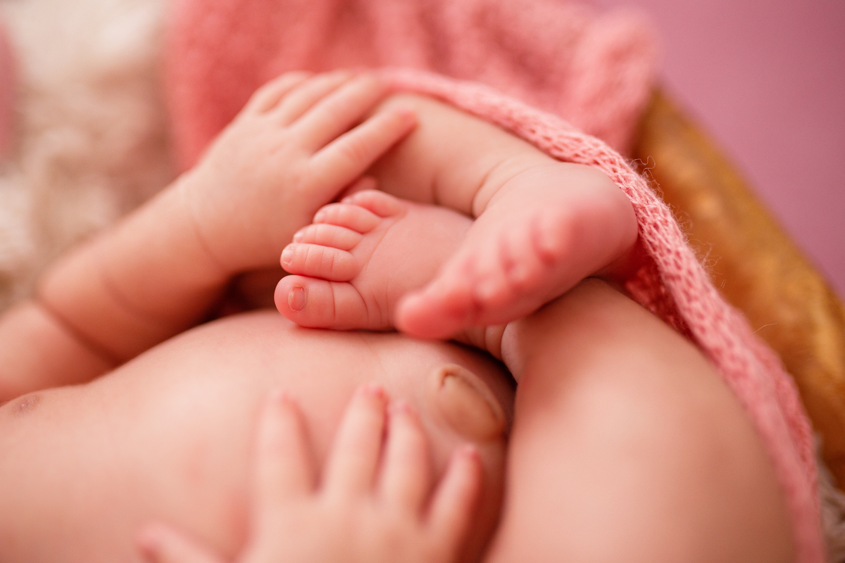 Fotografa familia Curitiba - Newborn menina palhaço e violão estúdio