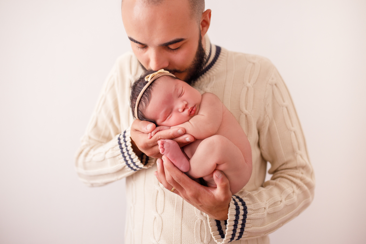 Fotografa familia Curitiba - Newborn menina palhaço e violão estúdio