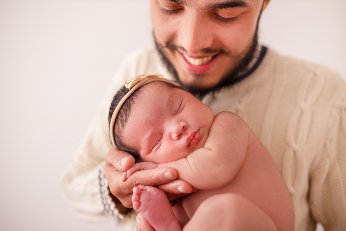 Fotografa familia Curitiba - Newborn menina palhaço e violão estúdio