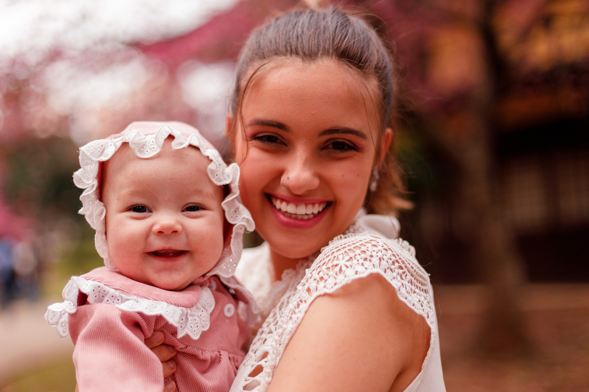 Fotografa familia Curitiba - ensaio externo cerejeiras praça do Japão bebê menina