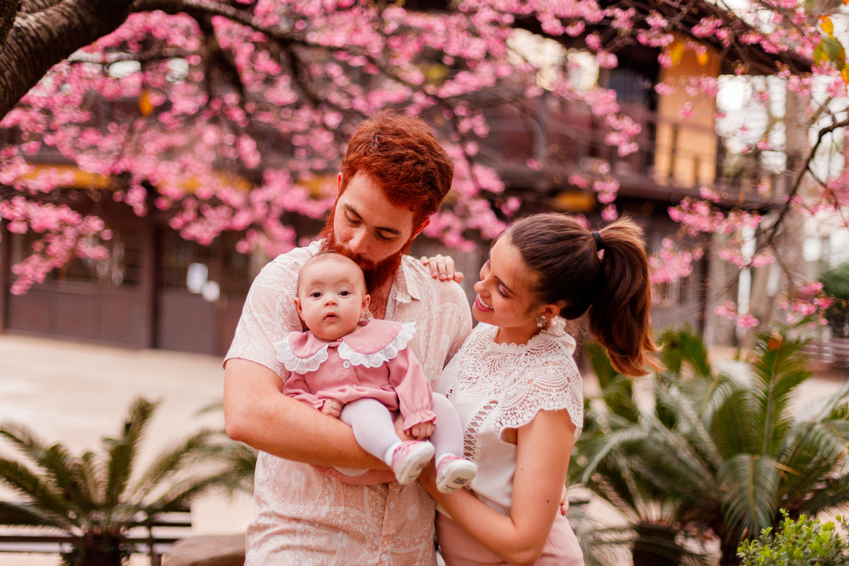 Fotografa familia Curitiba - ensaio externo cerejeiras praça do Japão bebê menina