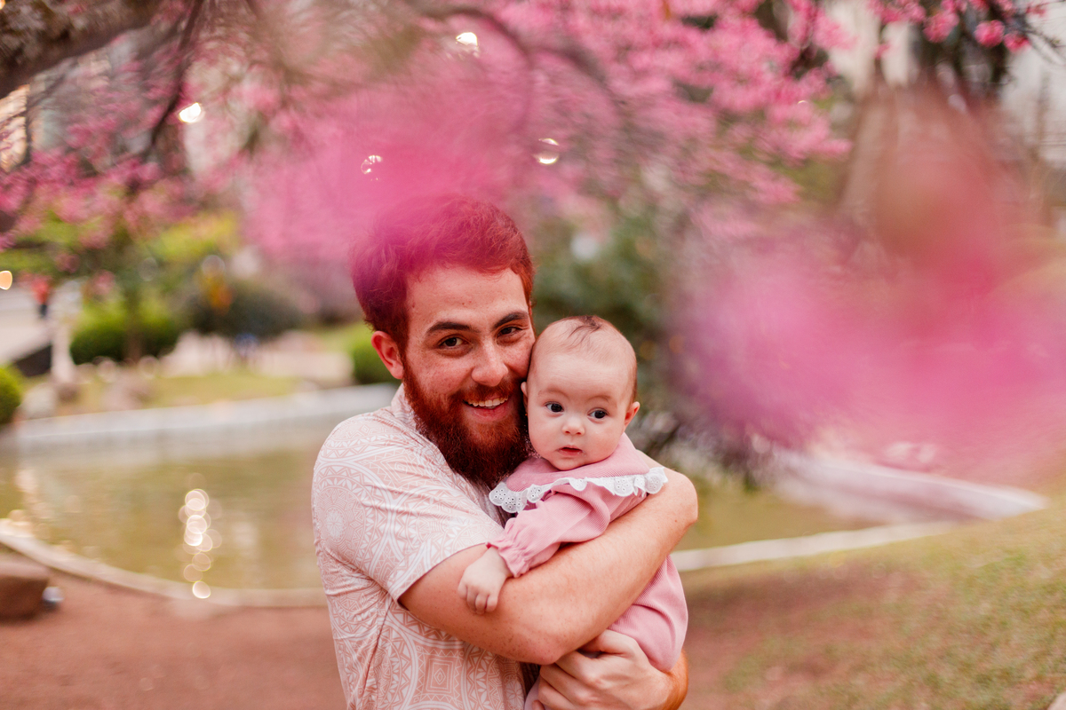 Fotografa familia Curitiba - ensaio externo cerejeiras praça do Japão bebê menina