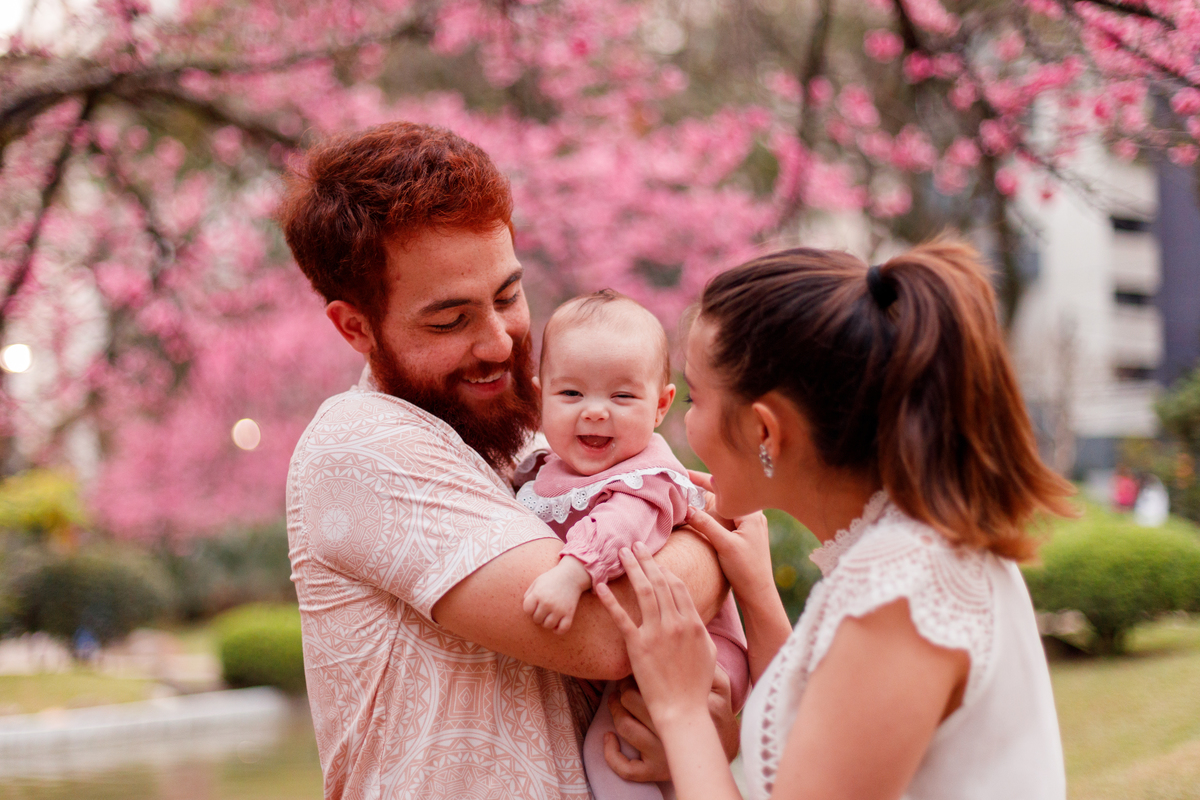 Fotografa familia Curitiba - ensaio externo cerejeiras praça do Japão bebê menina