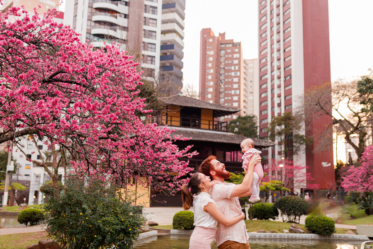 Fotografa familia Curitiba - ensaio externo cerejeiras praça do Japão bebê menina