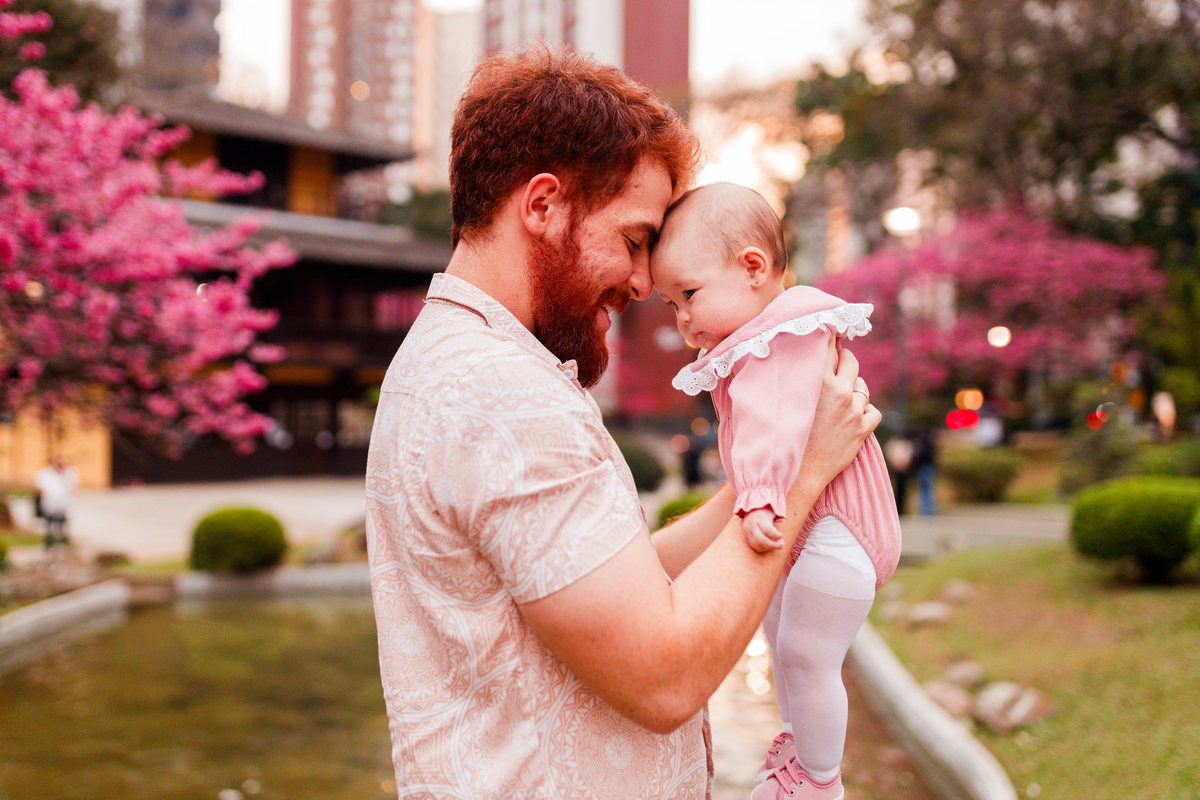 Fotografa familia Curitiba - ensaio externo cerejeiras praça do Japão bebê menina