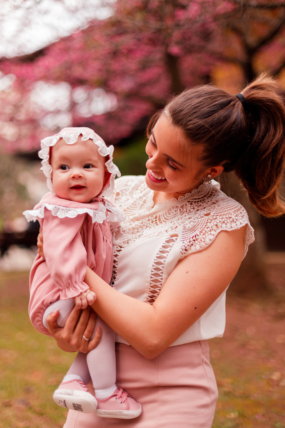 Fotografa familia Curitiba - ensaio externo cerejeiras praça do Japão bebê menina