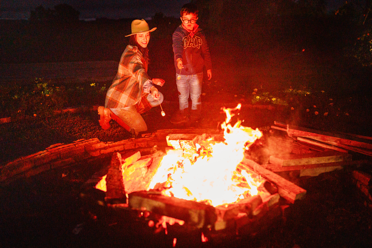 Fotografa familia Curitiba - ensaio externo camping fogueira Witmarsun