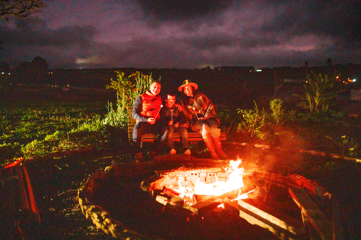 Fotografa familia Curitiba - ensaio externo camping fogueira Witmarsun