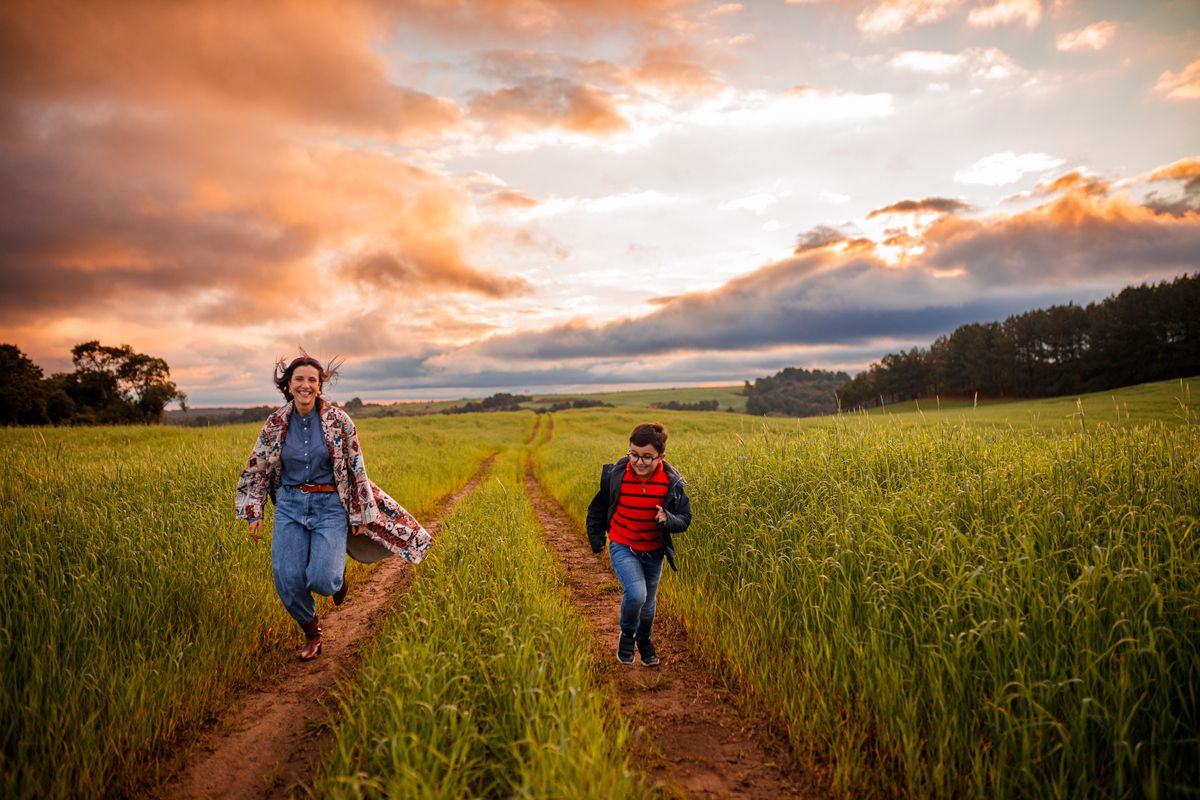 Fotografa familia Curitiba - ensaio externo camping fogueira Witmarsun