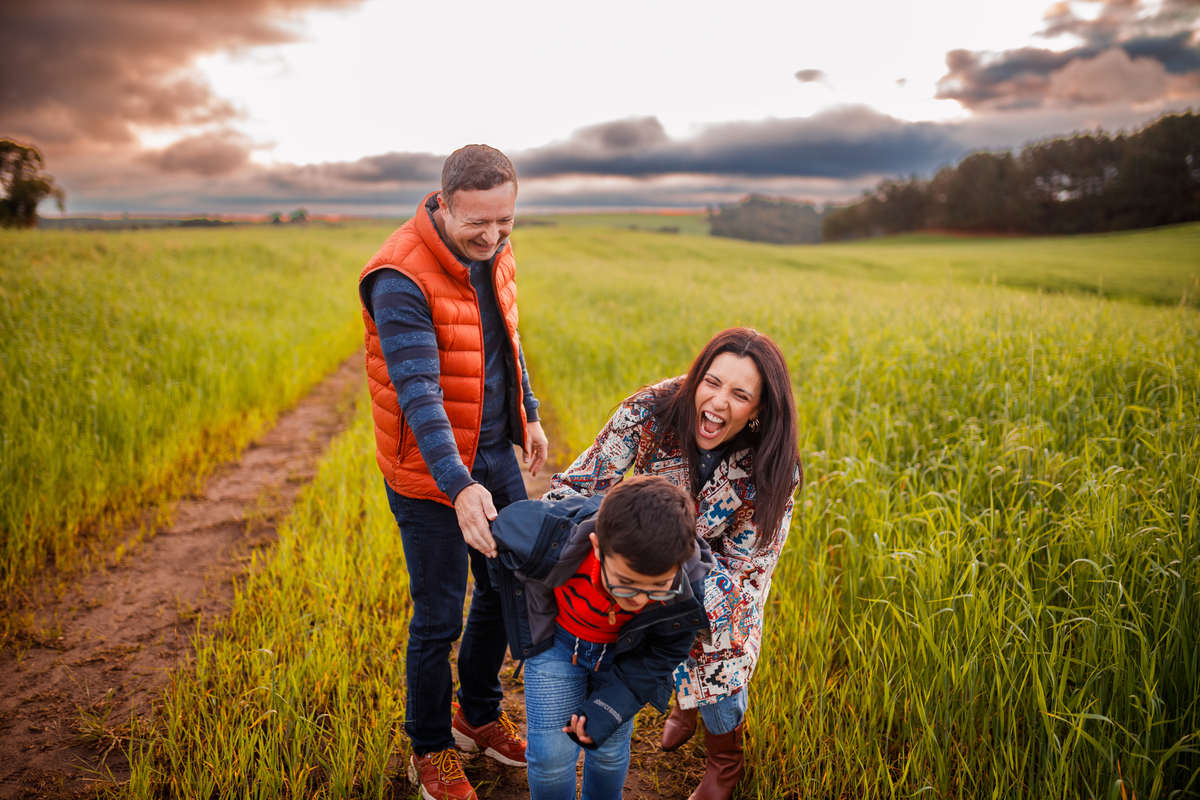 Fotografa familia Curitiba - ensaio externo camping fogueira Witmarsun