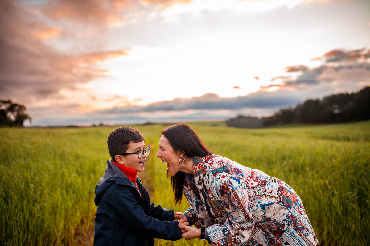 Fotografa familia Curitiba - ensaio externo camping fogueira Witmarsun