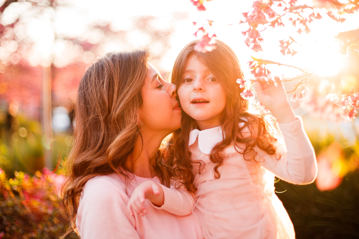 Fotografa familia Curitiba - Cerejeiras praça Tsunessaburo Makiguti ensaio externo