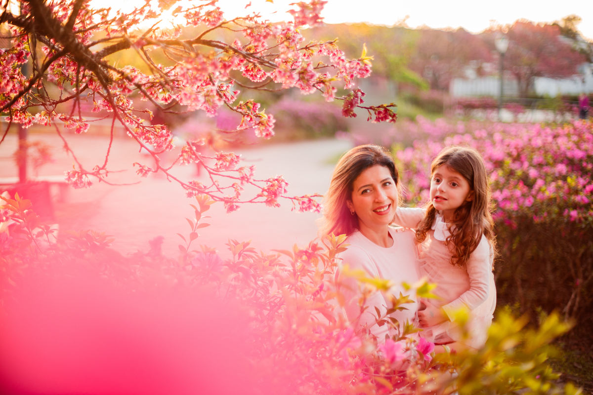 Fotografa familia Curitiba - Cerejeiras praça Tsunessaburo Makiguti ensaio externo
