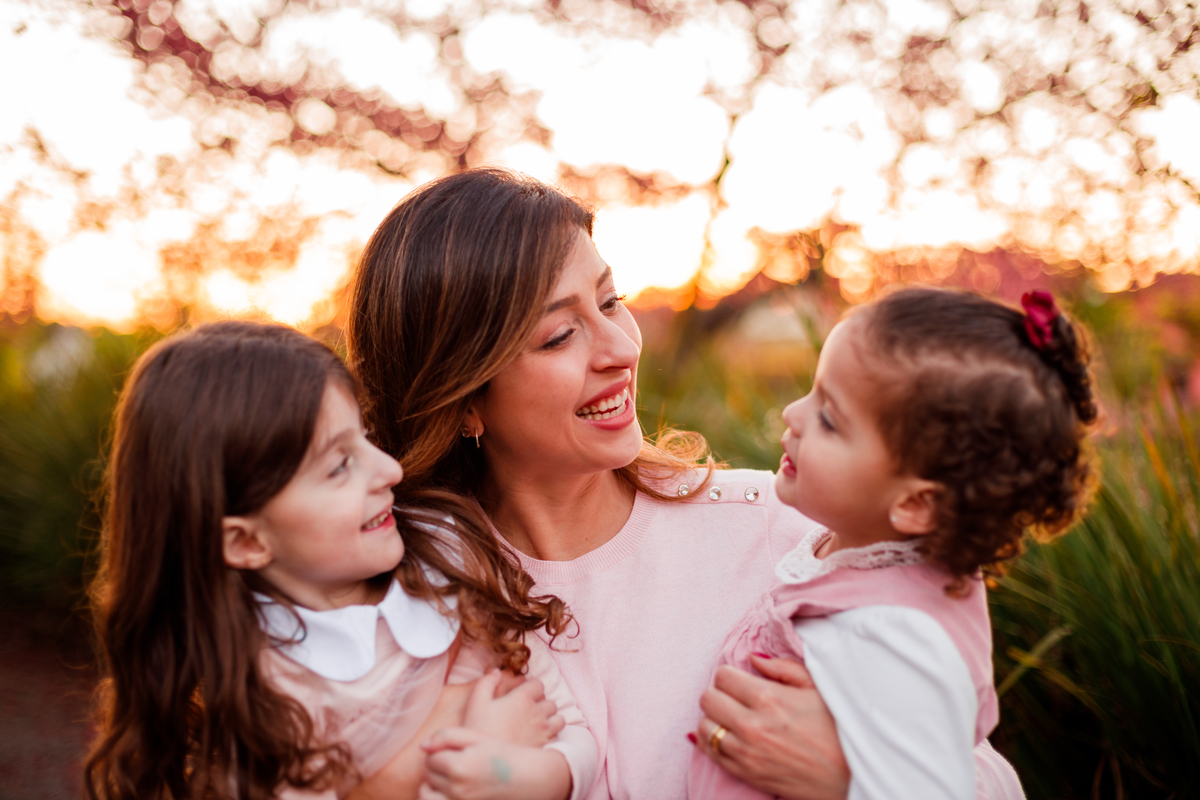 Fotografa familia Curitiba - Cerejeiras praça Tsunessaburo Makiguti ensaio externo