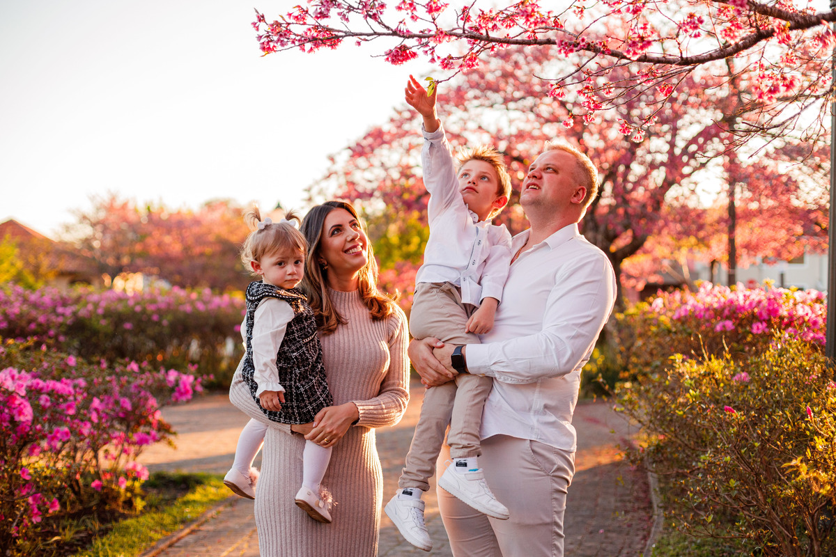 Fotografa familia Curitiba - ensaio externo cerejeiras bebê 
