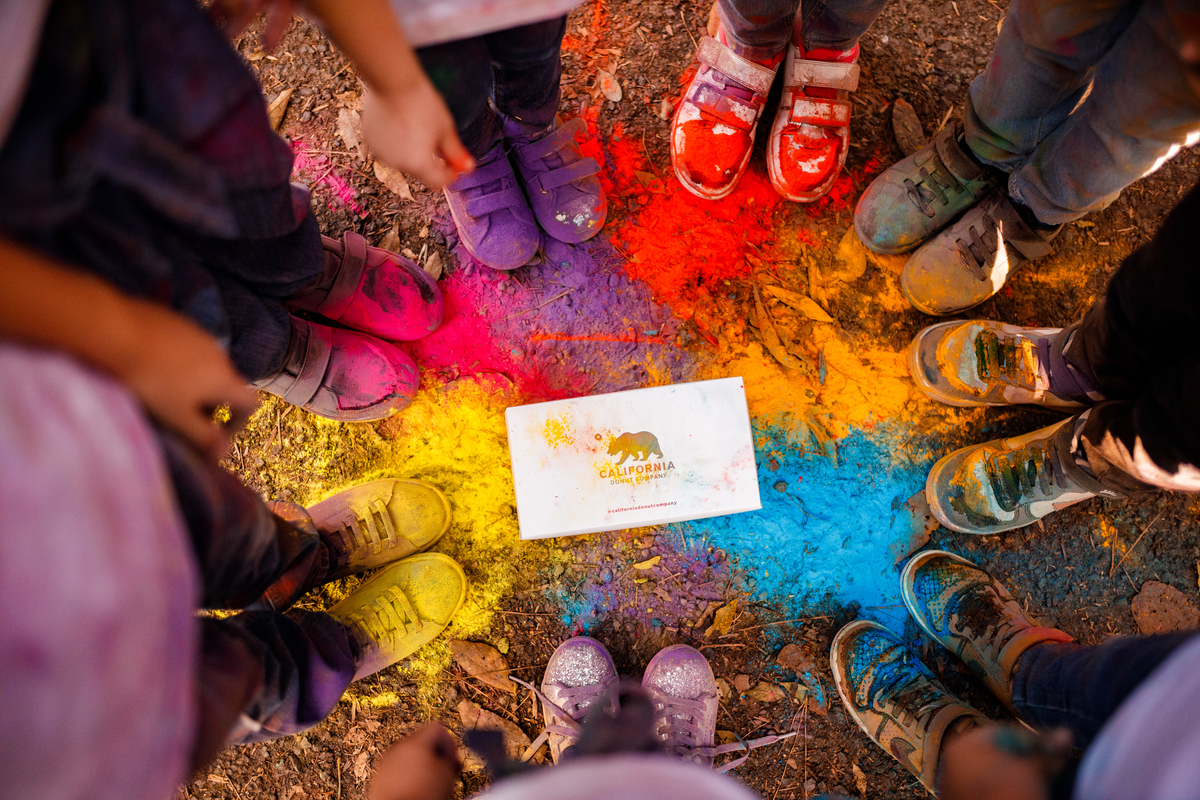 Fotografa familia Curitiba - externo com cores pó colorido California donuts