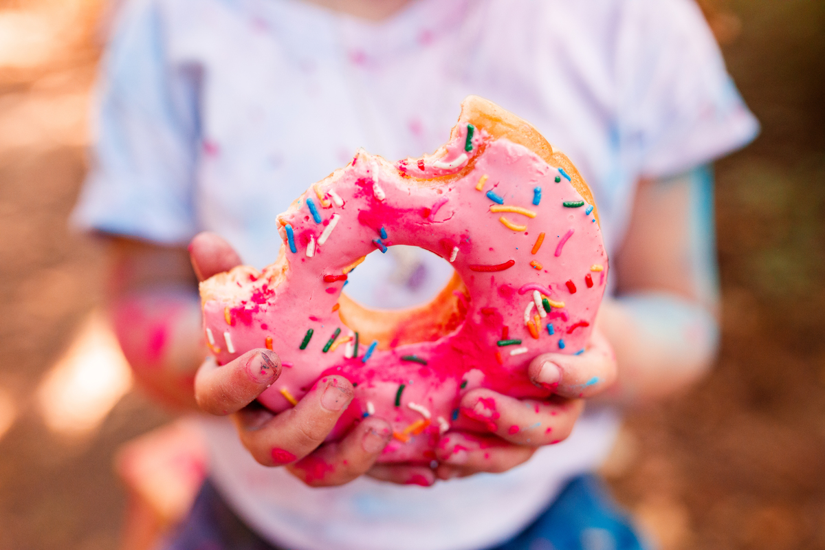 Fotografa familia Curitiba - externo com cores pó colorido California donuts