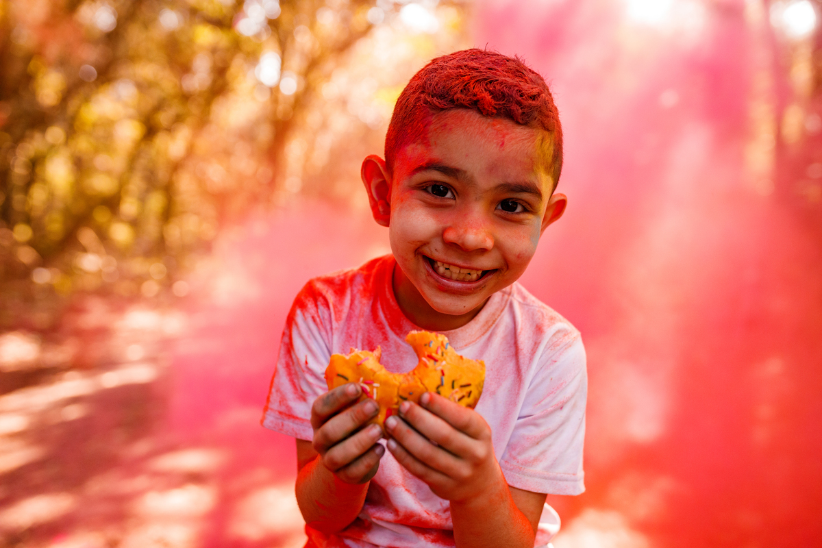 Fotografa familia Curitiba - externo com cores pó colorido California donuts