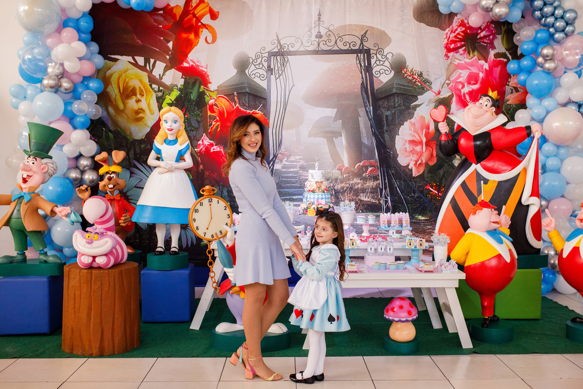 Fotografa familia Curitiba - alice no pais das maravilhas buffet play house