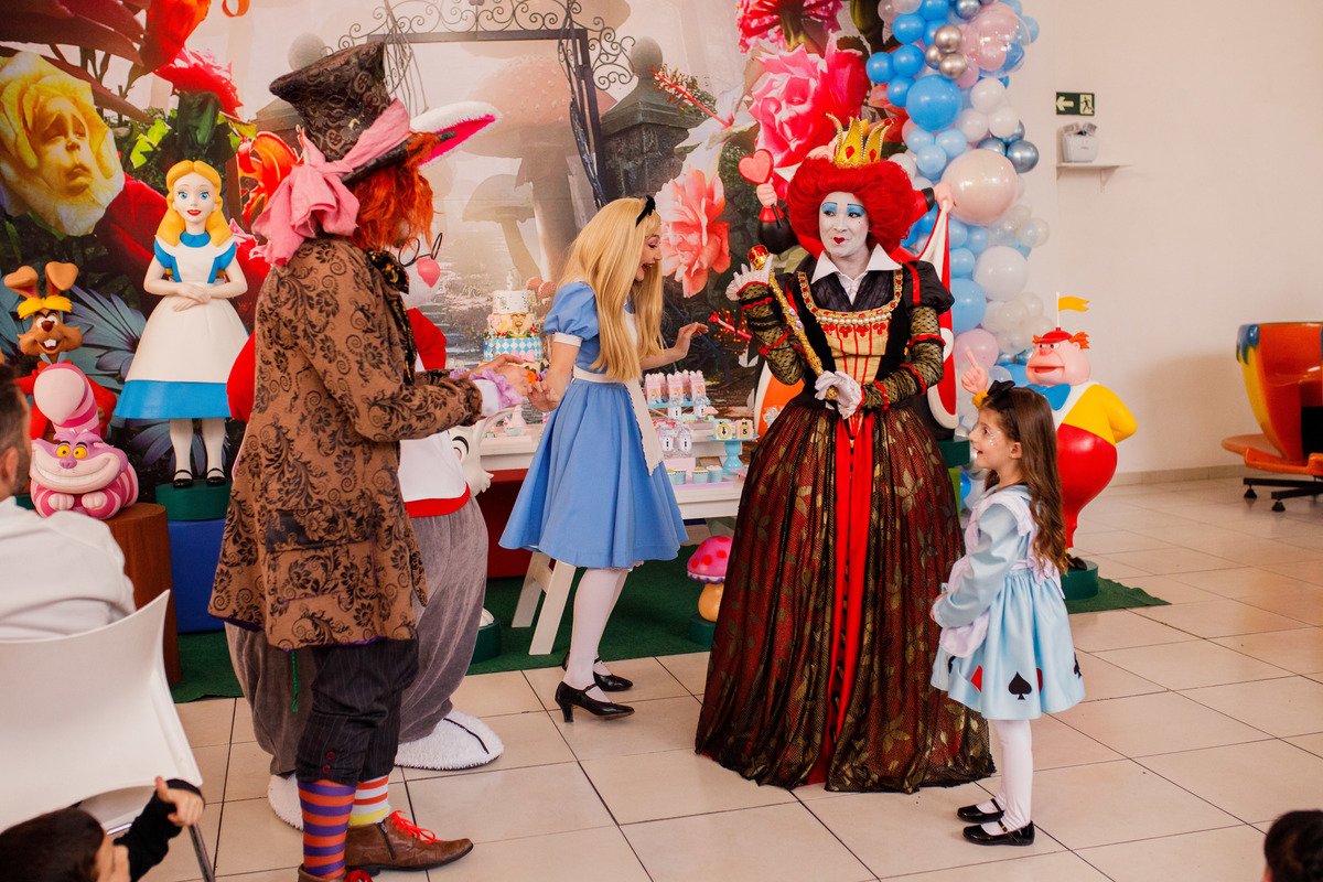 Fotografa familia Curitiba - alice no pais das maravilhas buffet play house