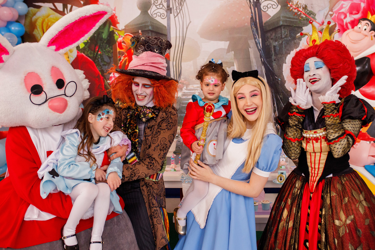 Fotografa familia Curitiba - alice no pais das maravilhas buffet play house