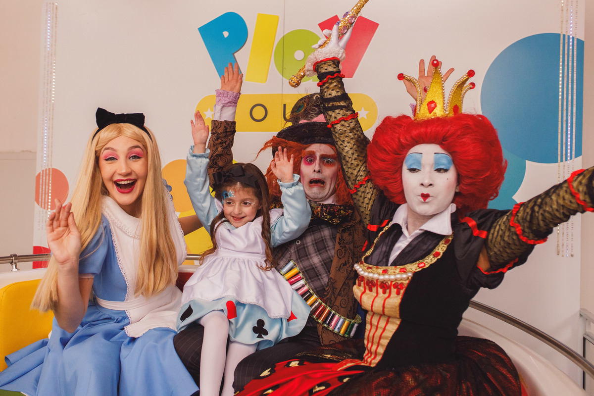 Fotografa familia Curitiba - alice no pais das maravilhas buffet play house