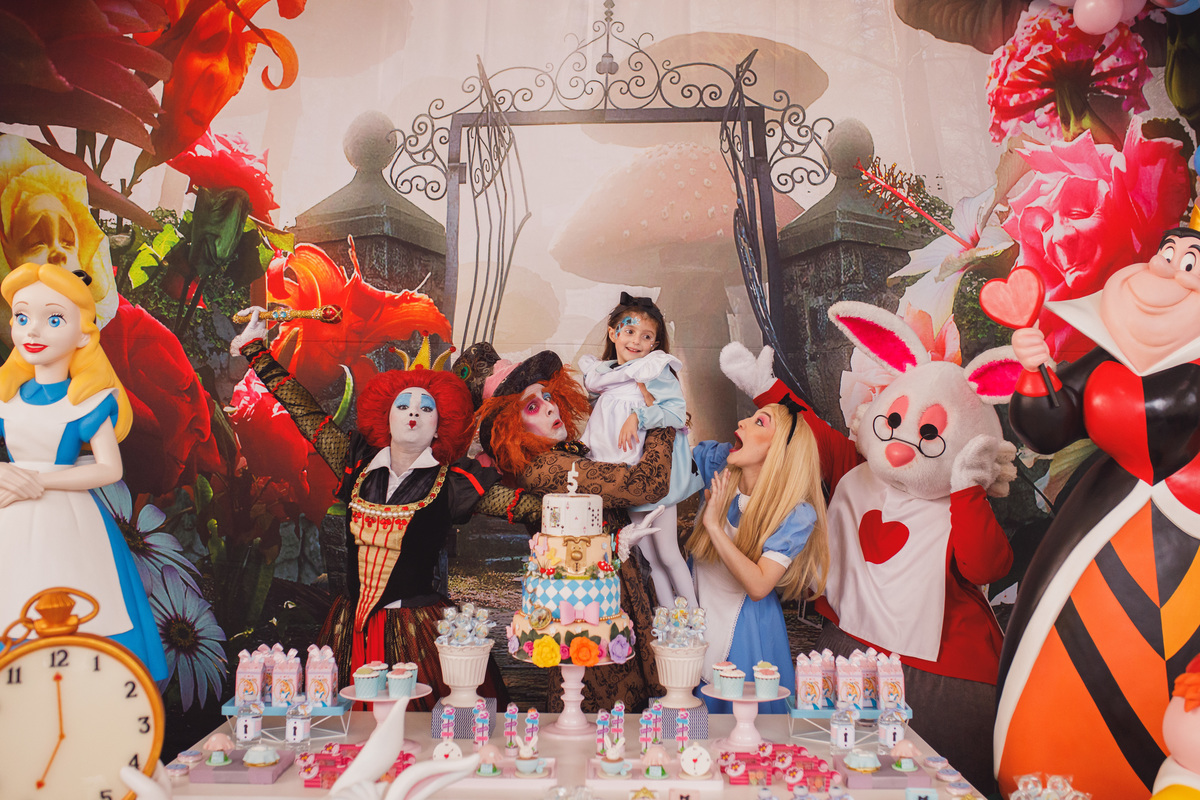 Fotografa familia Curitiba - alice no pais das maravilhas buffet play house