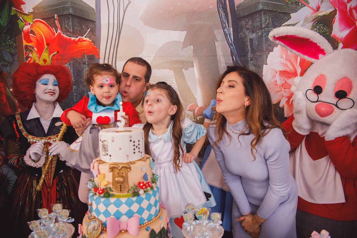Fotografa familia Curitiba - alice no pais das maravilhas buffet play house