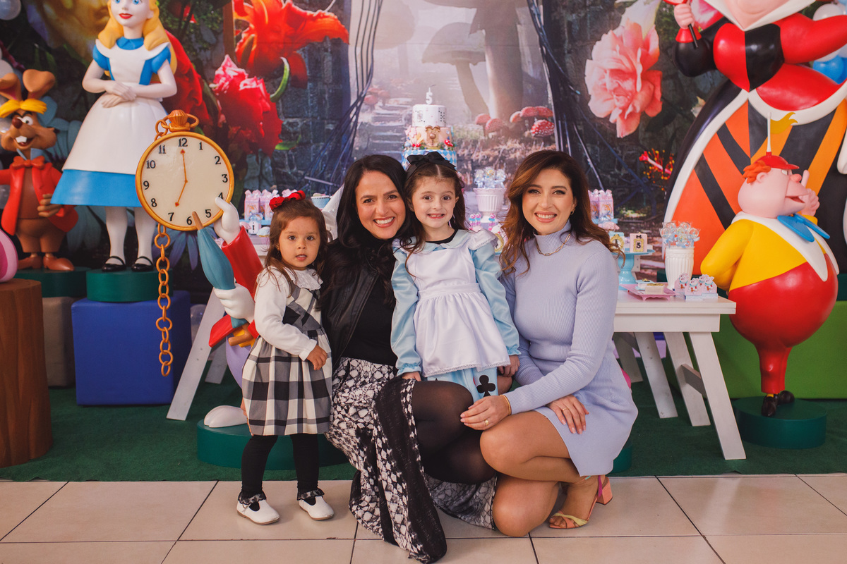 Fotografa familia Curitiba - alice no pais das maravilhas buffet play house