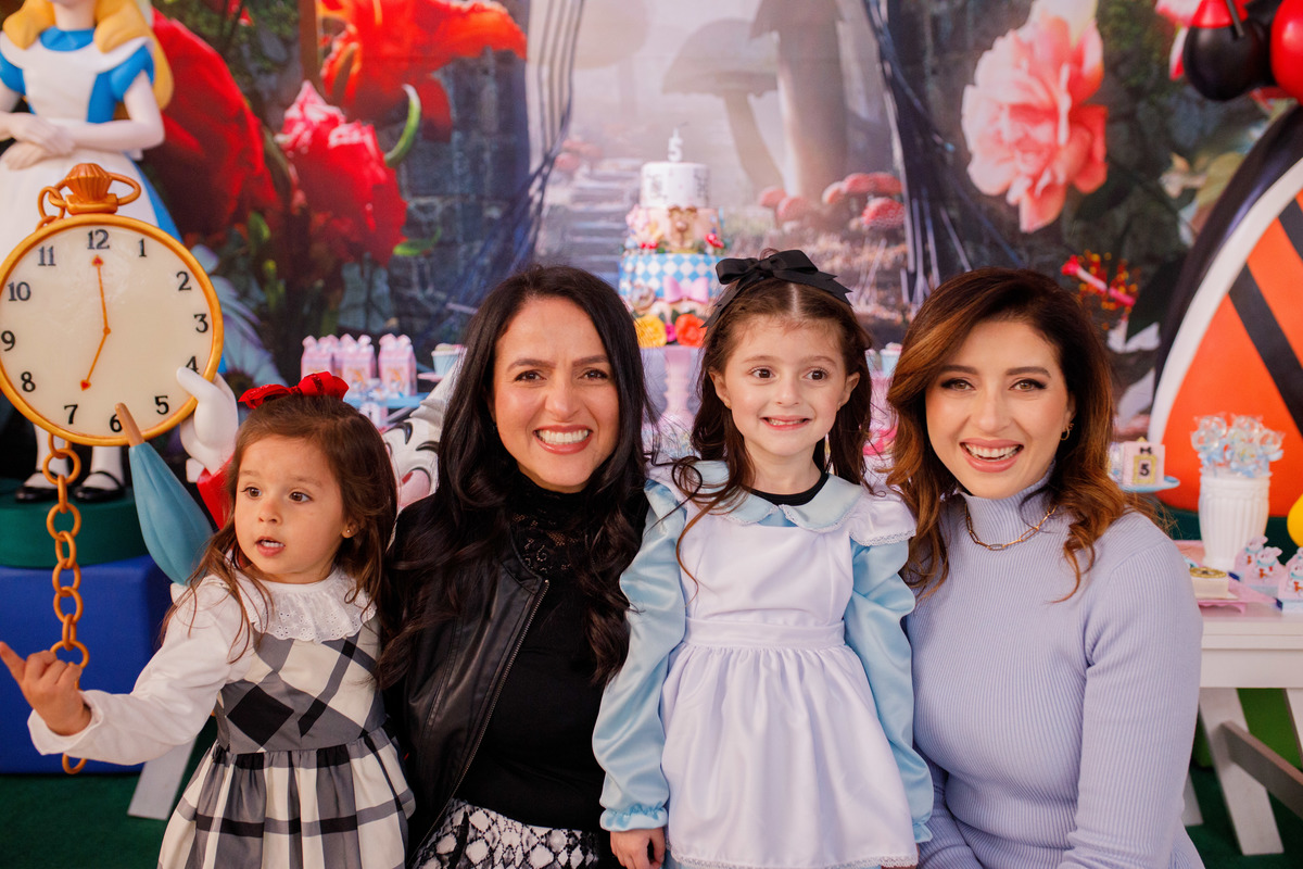 Fotografa familia Curitiba - alice no pais das maravilhas buffet play house