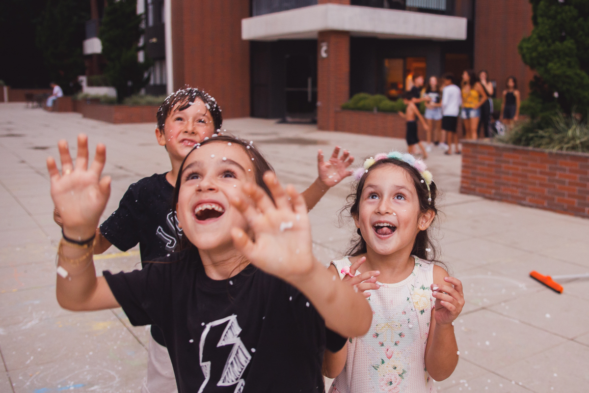 fotografa familia curitiba - aniversário infantil salão de festas  menina