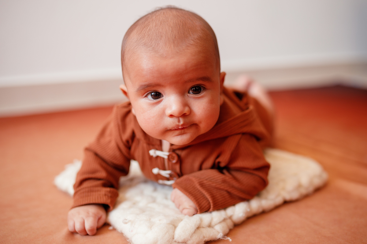 fotografa familia curitiba - bebe menino 2 meses em casa lifestyle - barbara abreu