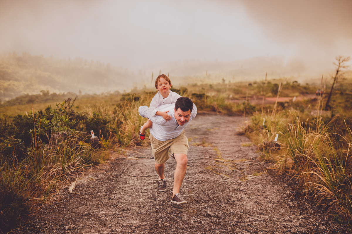 fotografa familia curitiba - Pedro na montanha