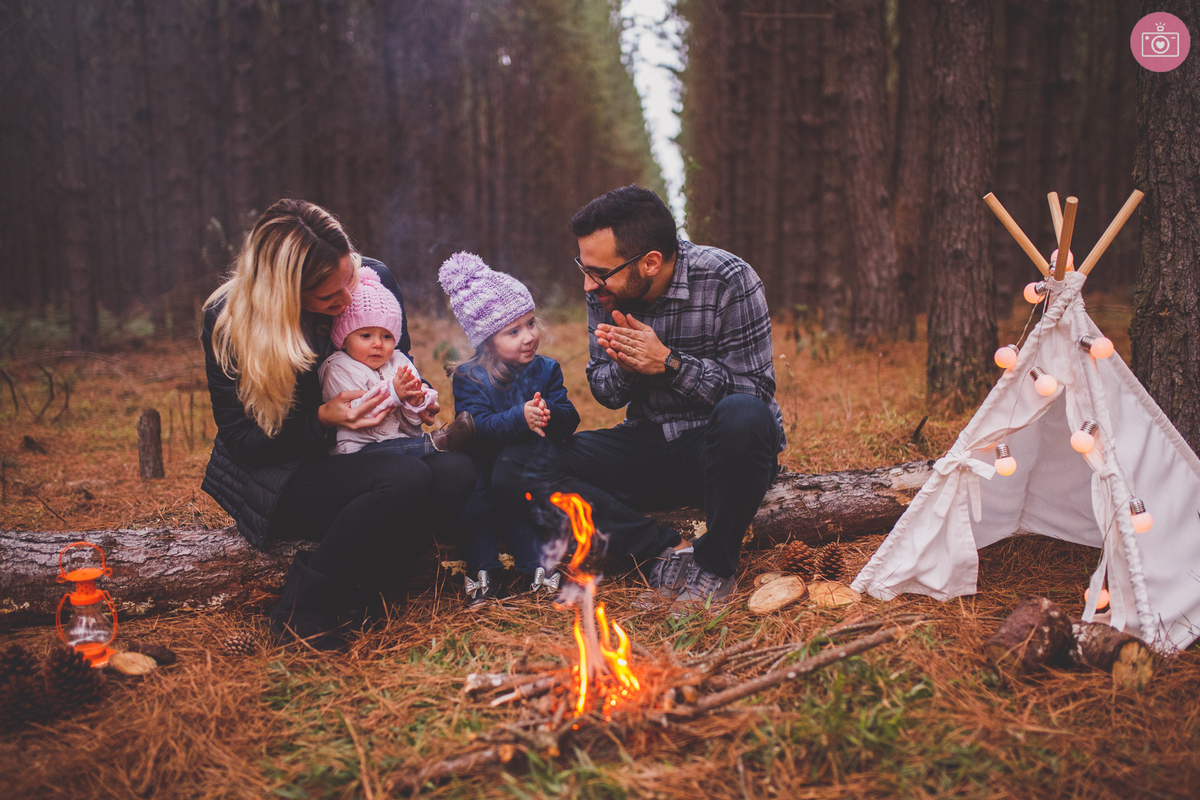 fotografa familia curitiba - acompanhamento trimestral - julia 9 meses - acampamento na floresta