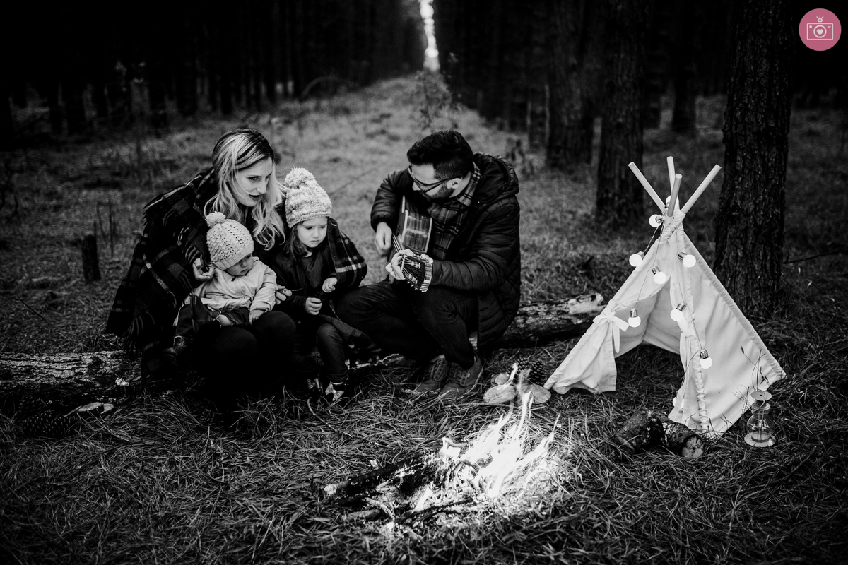 fotografa familia curitiba - acompanhamento trimestral - julia 9 meses - acampamento na floresta