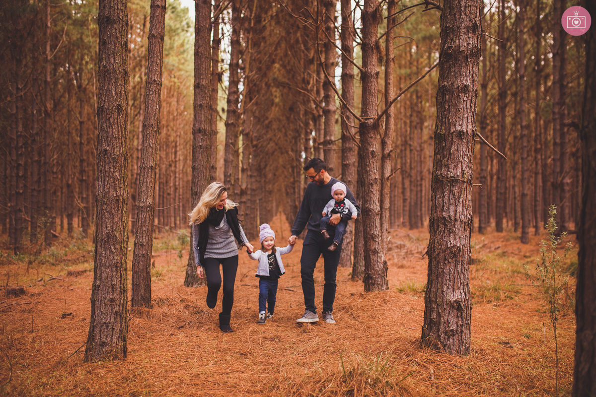 fotografa familia curitiba - acompanhamento trimestral - julia 9 meses - acampamento na floresta