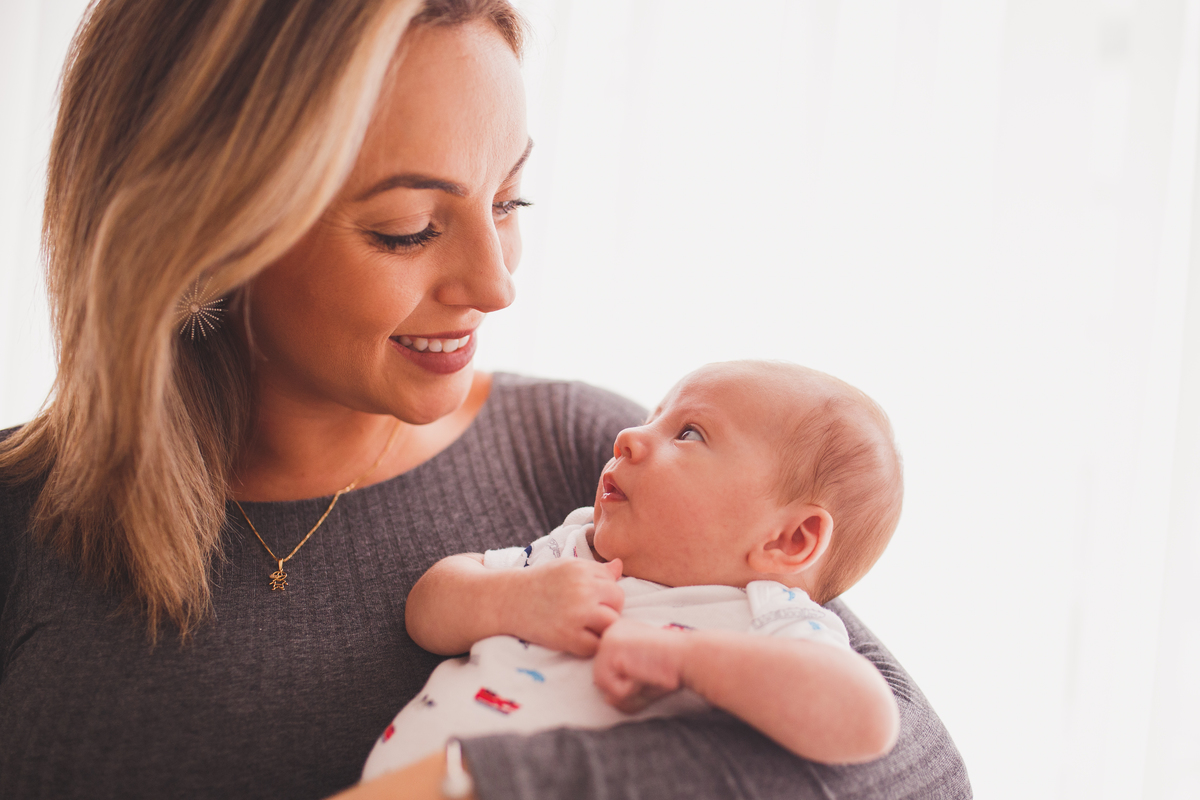 fotografa familia curitiba ensaio estudio acompanhamento mensal artur 2 meses