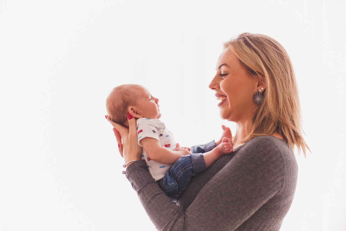 fotografa familia curitiba ensaio estudio acompanhamento mensal artur 2 meses