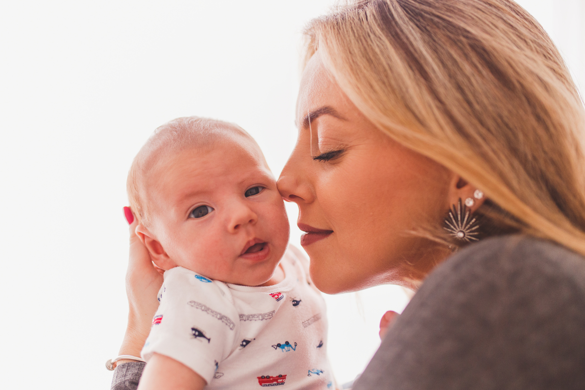 fotografa familia curitiba ensaio estudio acompanhamento mensal artur 2 meses