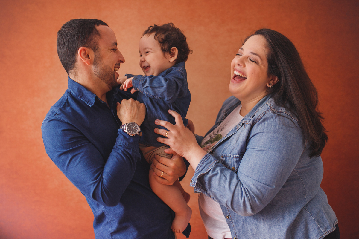 fotografa familia curitiba - ensaio de acompanhamento em estúdio - Noah menino 12 meses