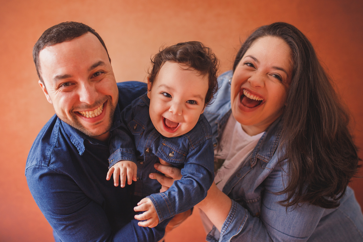 fotografa familia curitiba - ensaio de acompanhamento em estúdio - Noah menino 12 meses
