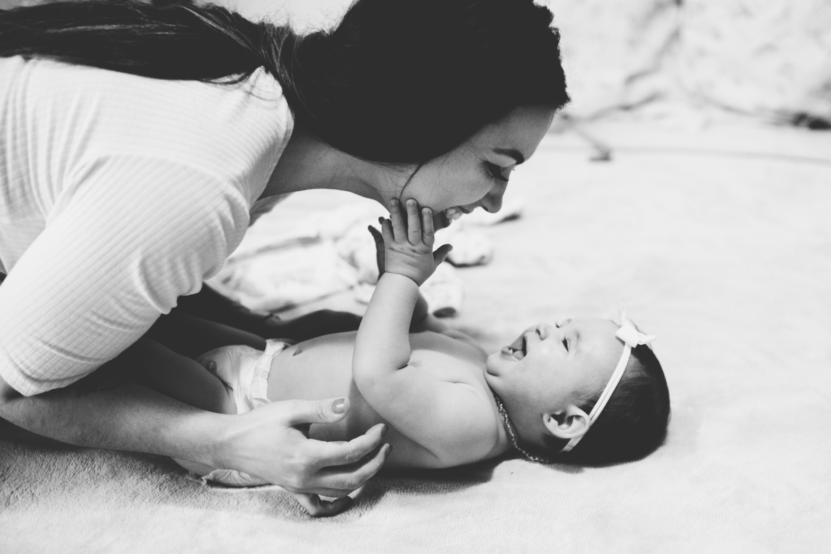 fotografa familia curitiba - ensaio lifestyle em casa bebe