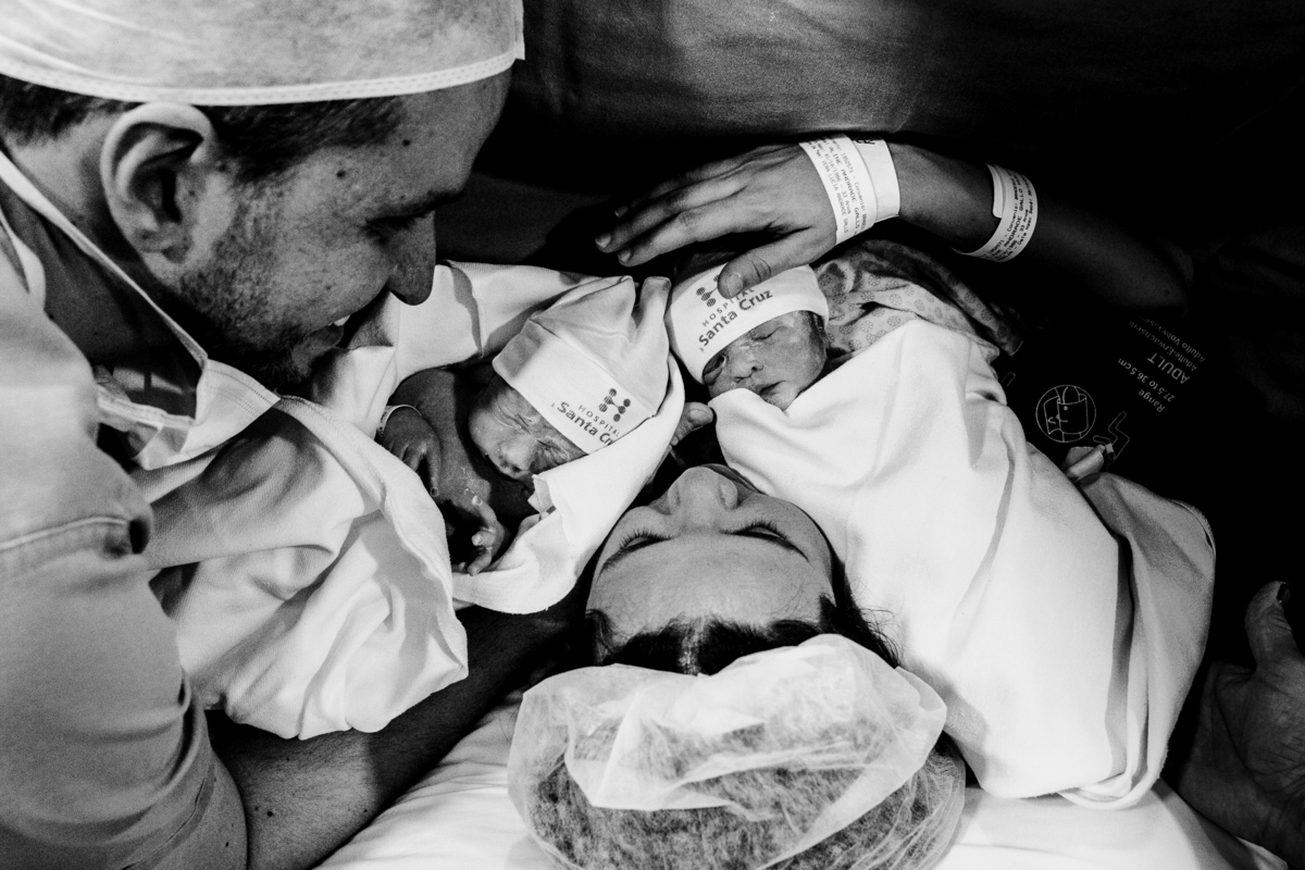 fotografa familia curitiba - nascimento gêmeos Arthur e victoria